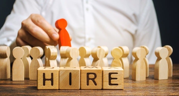 FuseWorkforce's tweet card. Discover why skills-based hiring is crucial for thriving in an AI-driven workplace. Learn how it enhances agility & prepares teams for technology changes.