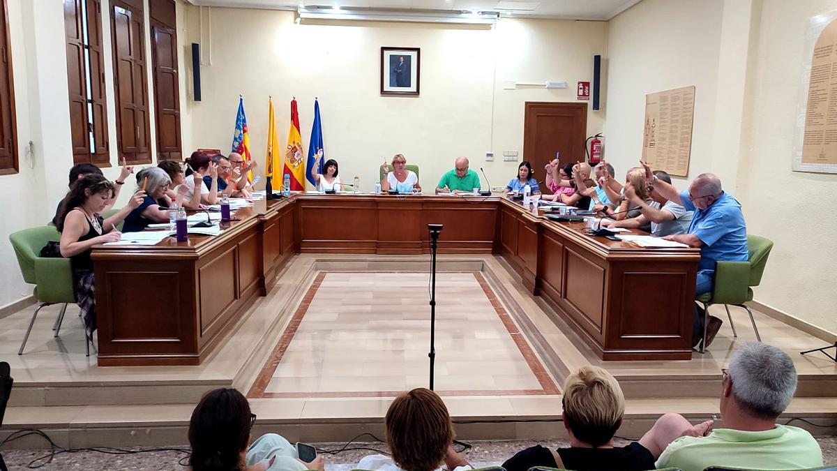 AyuntBenetusser's tweet card. El consistorio aprueba unos presupuestos de 12,1 millones de euros aumentando la partida destinada a la Policía y a Benesermu