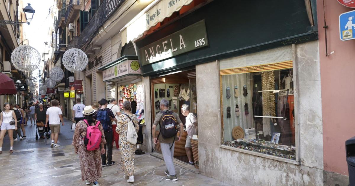 Antoni_Salas_'s tweet card. El propietario ha iniciado la liquidación de su tienda, que tiene 340 años, situada en el cogollo más turístico de Palma. Cierra la mercería Àngela, el comercio más antiguo de Mallorca, que a lo...