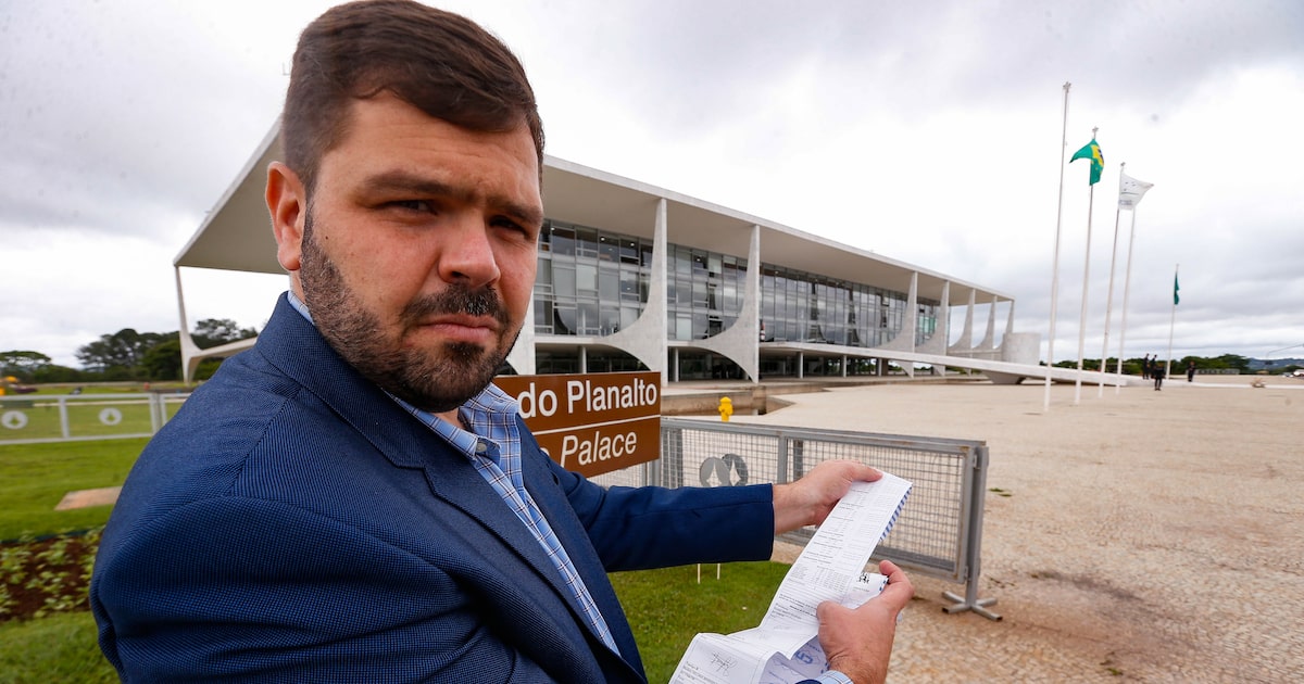 carlosjoseleon_'s tweet card. Gustavo Silva, 38, coordenou campanha da oposição venezuelana para reunir atas eleitorais. Ele está em Brasília com parte dos documentos para mostrar ao Itamaraty e a congressistas