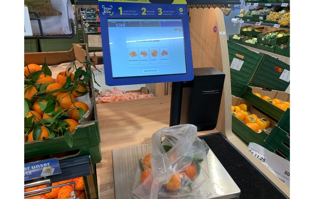 RetailOptimiser's tweet card. Lidl is equipping its fruit and vegetable departments with camera-based, AI scales from Mettler Toledo that automatically recognise items.