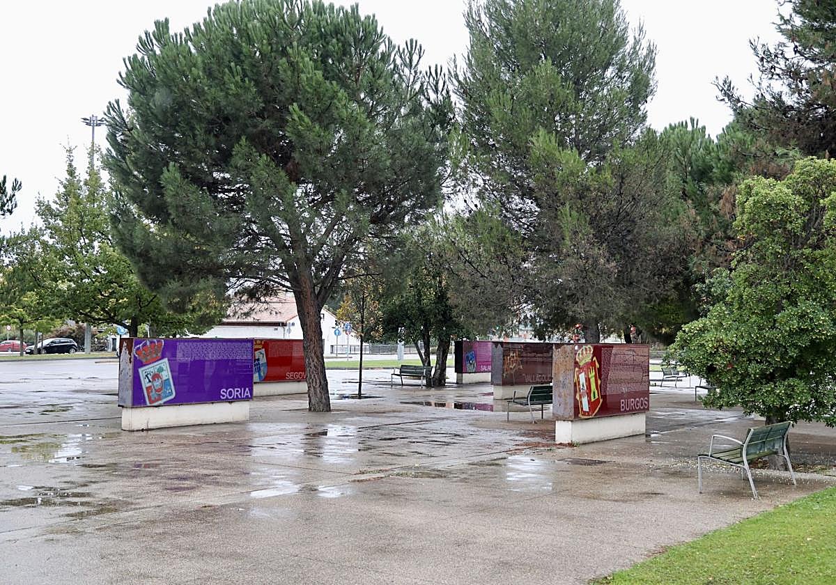 macarena_baena's tweet card. El hombre, que ya fue sancionado por hechos similares hace quince días, afirmó a los policías que se estaba bajando los pantalones como parte de una supuesta «broma para