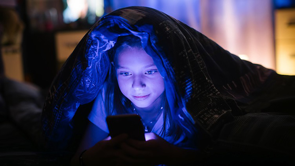 TheWeekLive's tweet card. Late-night scrolling and poor digital habits lead to symptoms like dry eyes, blurred vision, headaches, and even temporary blindness. Globally, nearly 60 million people are believed to suffer from...