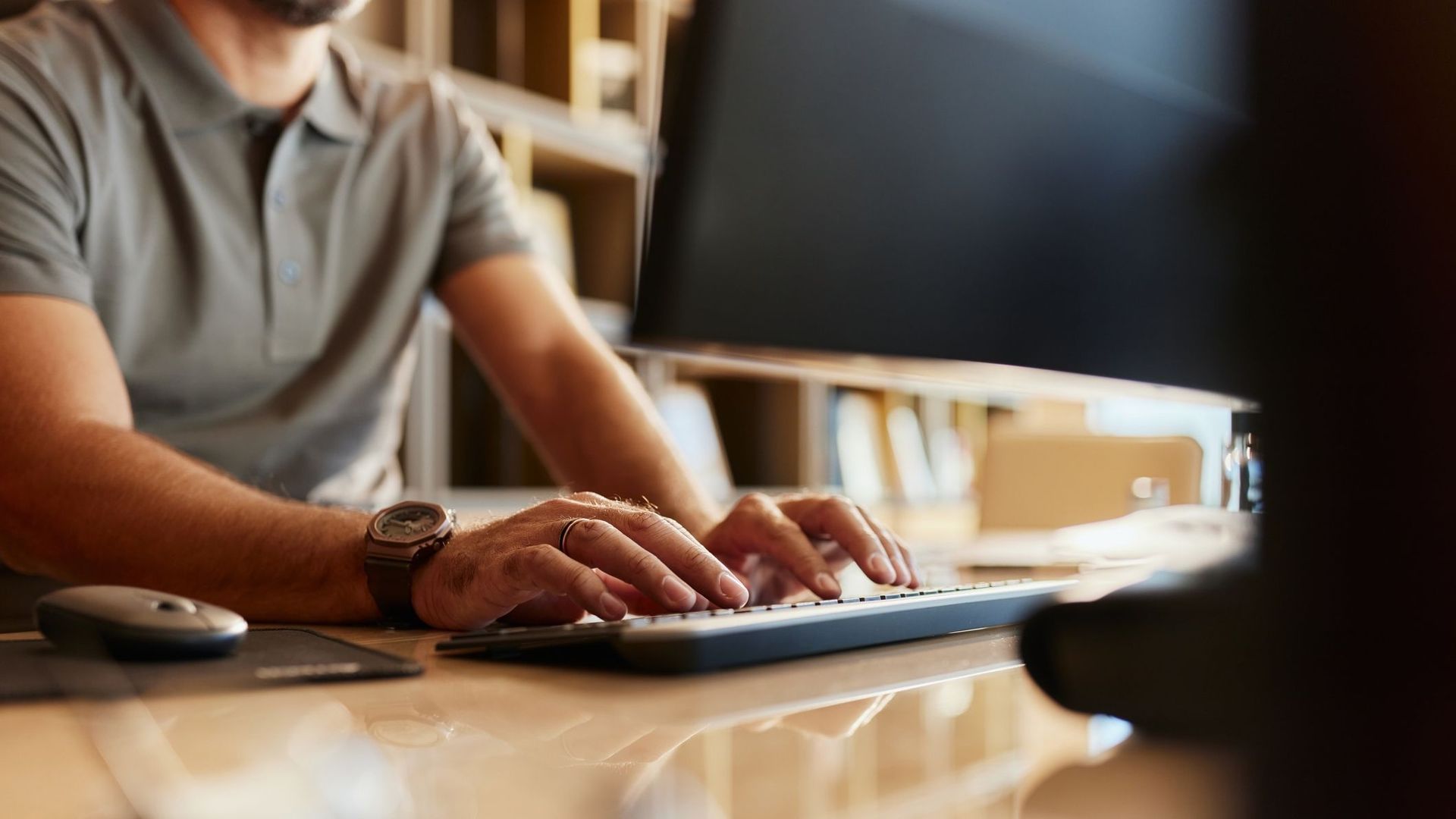 JulienAnnart's tweet card. 'Il faut passer la journée à regarder des cadavres', 'zoomer sur les plaies' pour les détourer afin d'aider l'IA à...