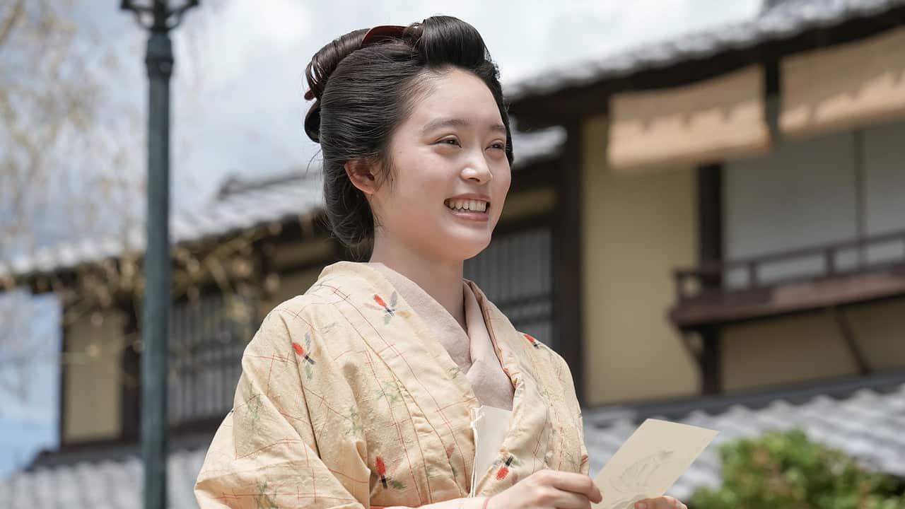 yakumokai's tweet card. 【NHK】スキップをマスターしようと、錦織（吉沢亮）はこっそり練習中。しかし、生徒の小谷（下川恭平）、正木（日高由起刀）、弟の丈（杉田雷麟）、そしてヘブン（トミー・バストウ）にバレてしまう。ひょんなことから、スキップの発祥はヘブンが生まれたアメリカのものではないかと話になるが、ヘブンはアメリカ生まれではなかった。錦織たちにトキ（髙石あかり）も交えた、ヘブンのことを知るための大クイズ大会が始まる。