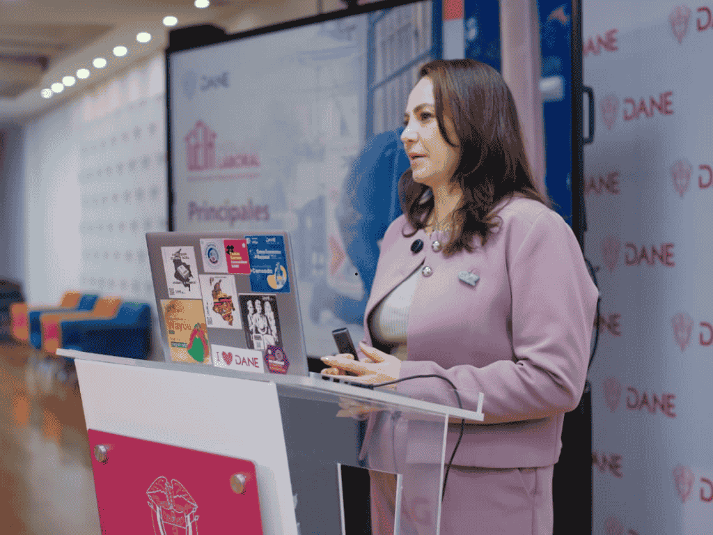 ABC_Economia's tweet card. El DANE reportó que la tasa de desempleo en Colombia descendió al 8,2% en septiembre de 2025, la cifra más baja en la serie histórica.