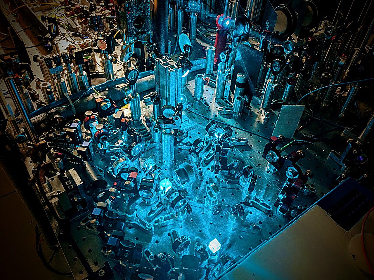 physorg_com's tweet card. A team from the Faculty of Physics and the Center for Quantum Optical Technologies at the University of Warsaw has developed a new type of all-optical radio receiver based on the fundamental proper...