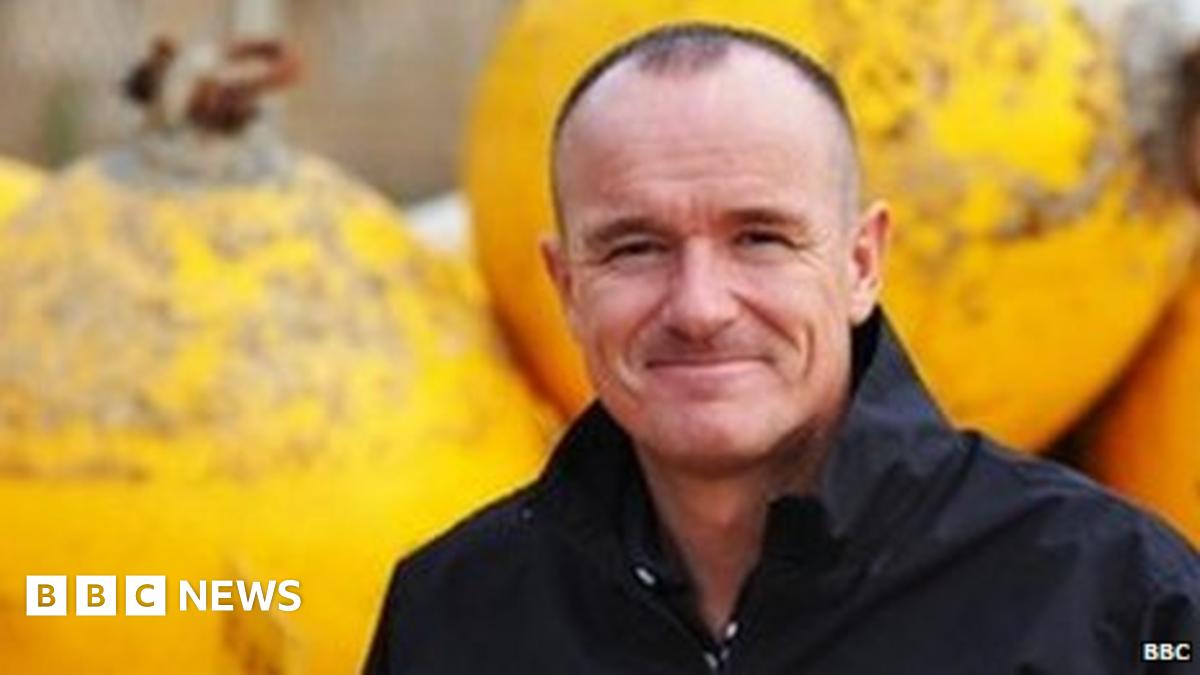 BBCBusiness's tweet card. Unemployed people are being tricked into calling expensive premium rate numbers while applying for non-existent jobs.