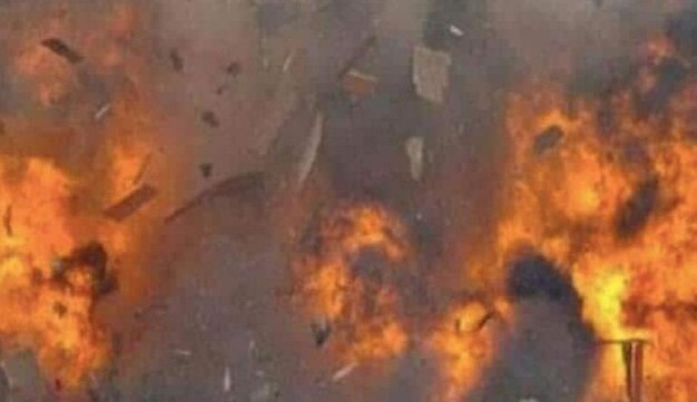 Knewsindia's tweet card. डिजिटल डेस्क- कानपुर की ओर जाने वाली सड़क पर शुक्रवार दोपहर को जबरदस्त विस्फोट हुआ, जिसमें दो युवकों की मौत हो गई और एक गंभीर रूप से घायल हो गया। हादसा अवैध पटाखों की वजह से हुआ। जानकारी के अनुसार,...