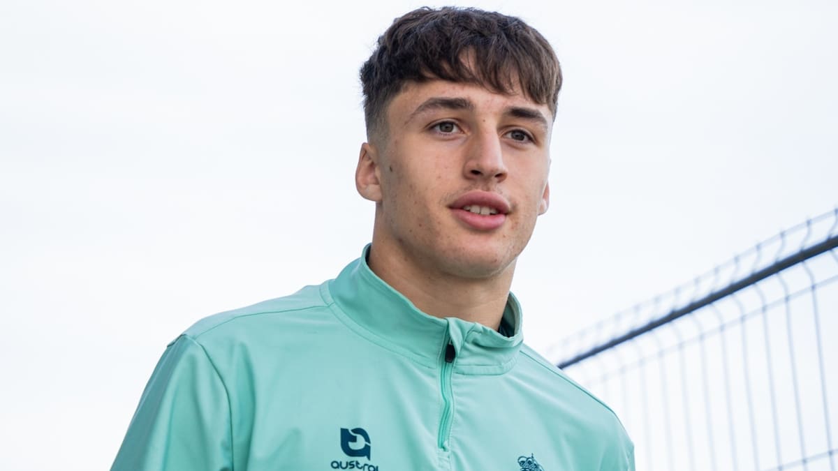 SER_Cantabria's tweet card. El central del Racing ha sido citado para dos entrenamientos la próxima semana