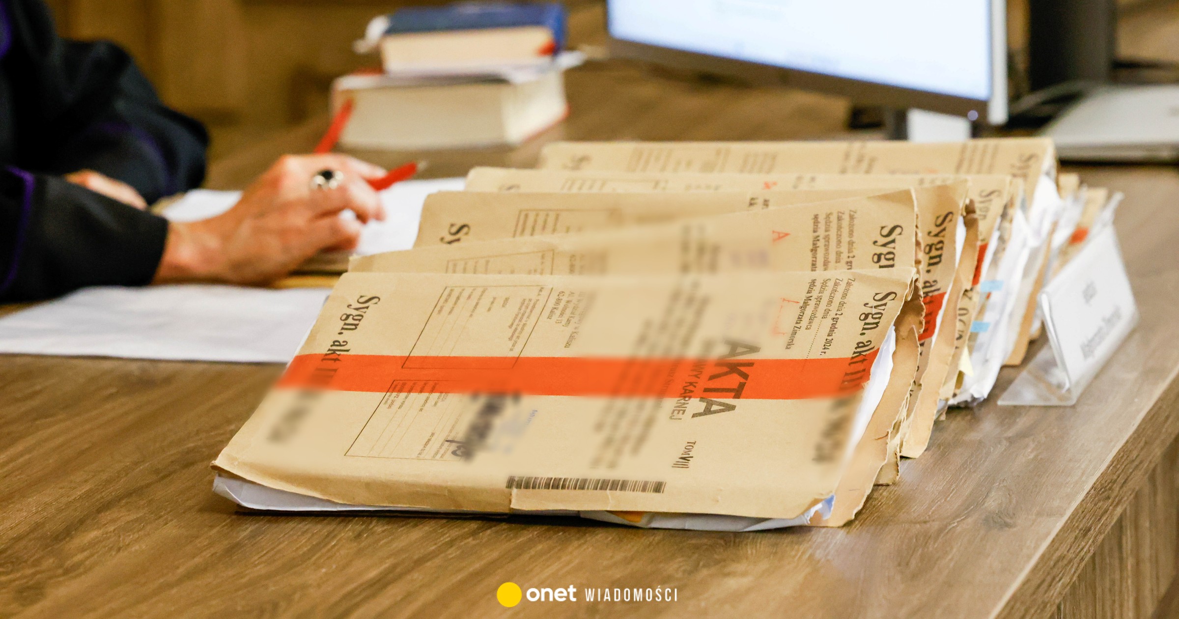 ObserwatorXY's tweet card. "To się nie mieści w głowie" — tak sędzia opisał proceder, w którym urzędnicy i notariusz wykorzystali bezradnego pensjonariusza DPS, by przejąć jego dom. Były starosta, wójt, dyrektorka PCPR i dwaj...