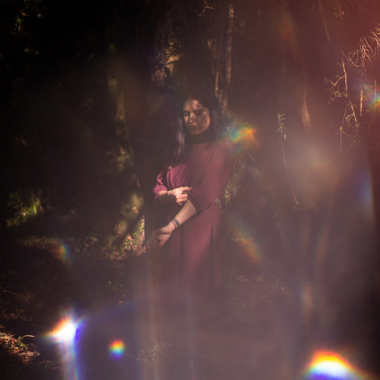 HypermusicaCL's tweet card. Un single que se siente acogedor como las tardes de primavera. Los anhelos y cercanías que no serán sirven como primera muestra del segundo miniálbum de la artista chilena que brilla como cantautora...