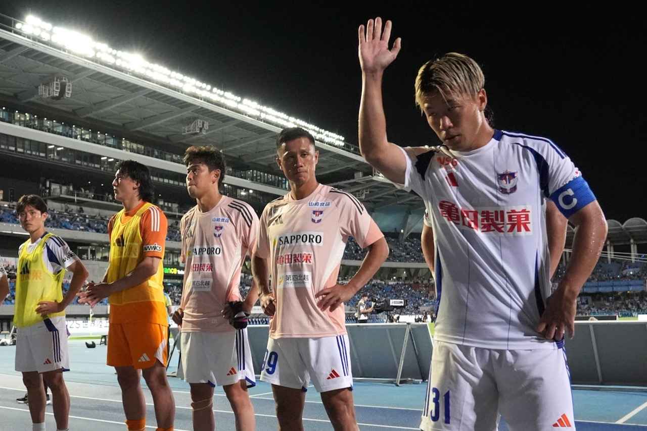 soccer_m_1966's tweet card. 6月25日に行われた明治安田J1リーグ第15節で、アルビレックス新潟は川崎フロンターレに1-3で敗れた。樹森大介監督の解任、入江徹監督の就任という荒療治からわずか2日で臨む難しい一戦。敗れたものの、キャプテンの堀米悠斗の言葉はポジティブで力強かった。