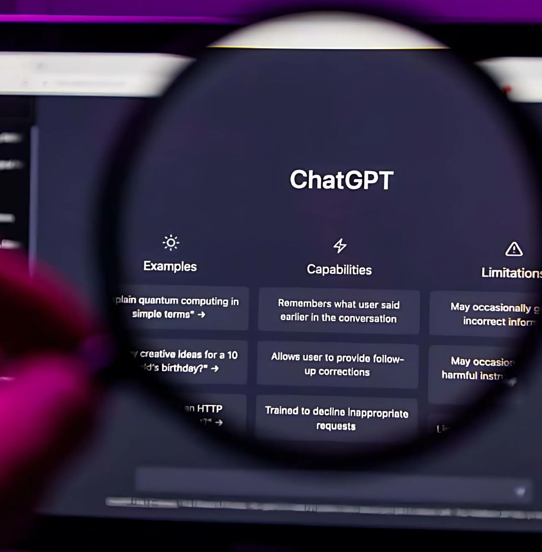 AndrewHackerSec's tweet card. Uma investigação do The Guardian revelou uma vulnerabilidade no sistema de busca do ChatGPT, ele pode ser enganado por "conteúdos ocultos" em páginas da web, textos invisíveis aos usuários, mas...