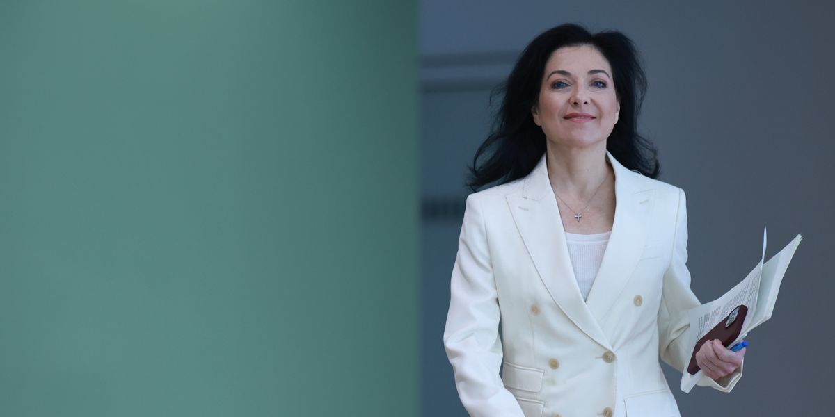 AnAudretsch's tweet card. Wirtschaftsministerin Reiche soll ein Treffen in Österreich besucht haben, zu dem Ex-Kanzler Kurz und ihr Lebensgefährte Karl-Theodor zu Guttenberg einluden. Die Grünen fragen nach, doch die Antwor...