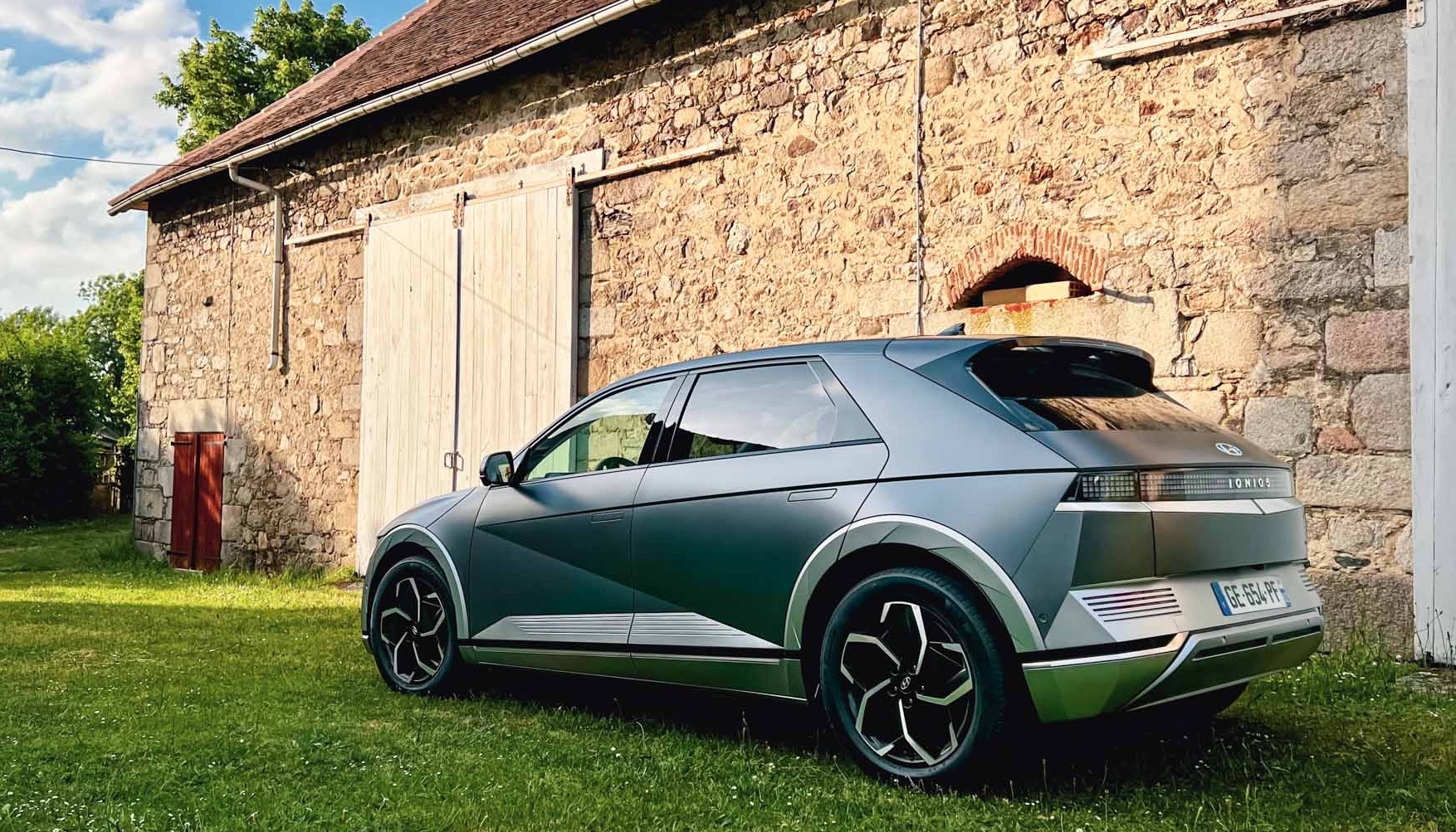 w3sh's tweet card. Un an après l’essai de ce magnifique IONIQ 5, j’ai eu l’occasion de refaire 1000 kilomètres à son bord. L’occasion de vous parler de mes 3 trucs préférés sur cette super auto ! Je devais avoir un...