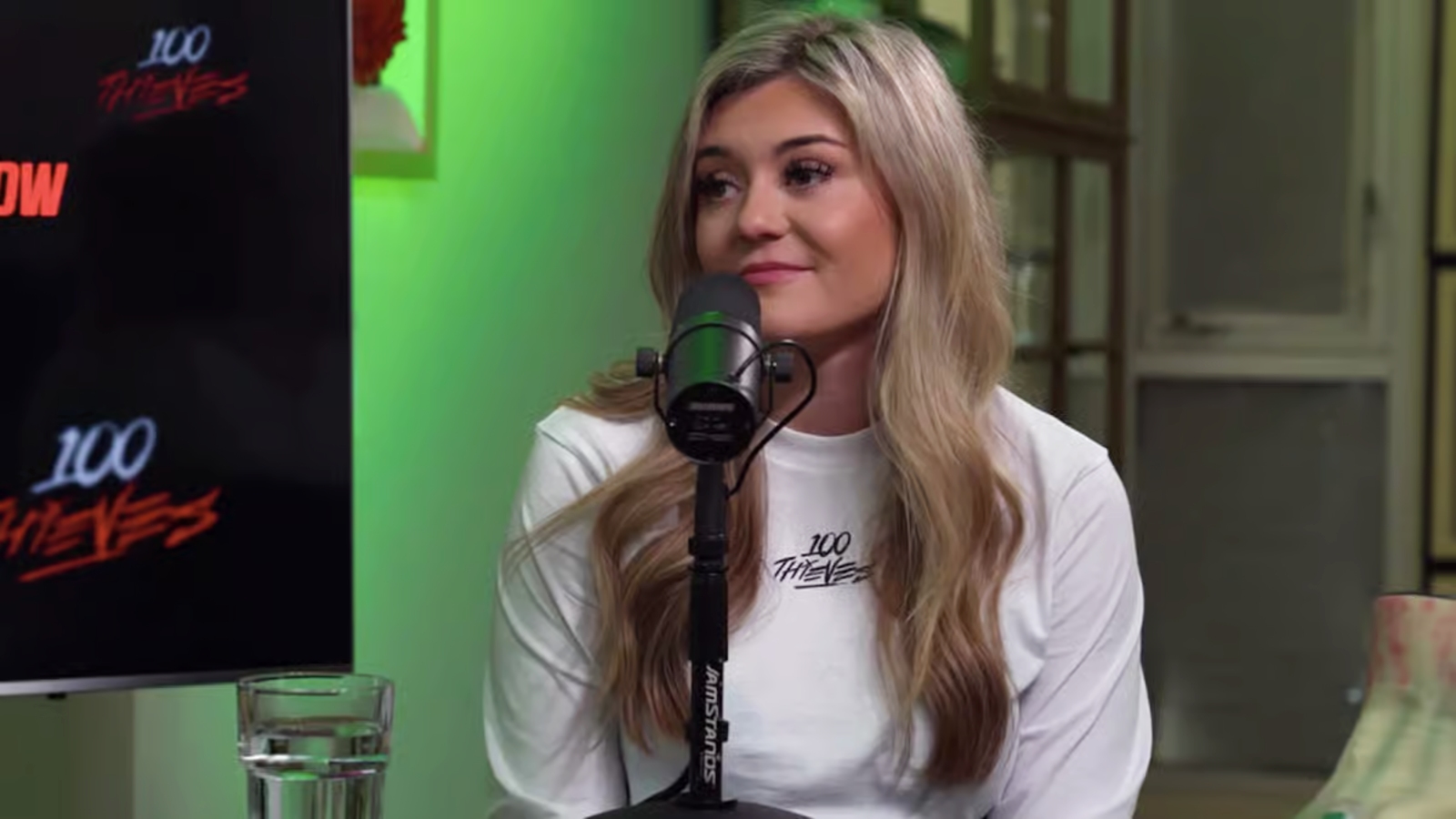 Dexerto's tweet card. 100 Thieves streamer BrookeAB has opened up about how her mental health has improved since stepping away from the pressure of maintaining large viewership numbers on Twitch.