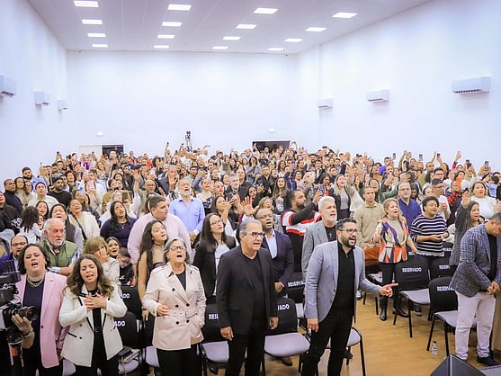 pedroml's tweet card. O uso de desinformação, provocando medo nos fiéis – naquilo que um investigador designa de conspiritualidade”, a associação de teorias de conspiração e espiritualidade – e a aliança com políticos...