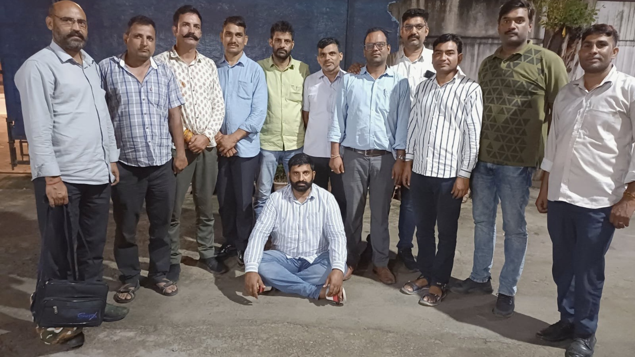 statemirrornews's tweet card. राजस्थान निवासी गांजा तस्करी गिरोह का सरगना बजरंग सिंह को राज्य पुलिस ने उसके गुप्त ठिकानों से गिरफ्तार कर लिया. हैरानी की बात यह है कि वह कभी 26/11 आतंकवाद विरोधी ऑपरेशन का हिस्सा रहा था. सवाल...