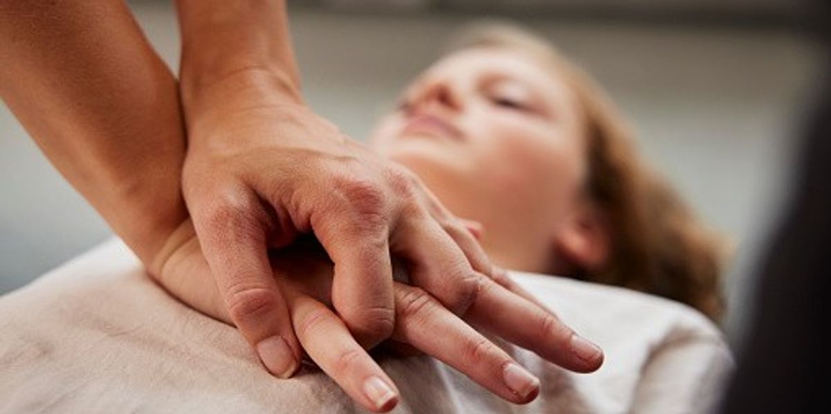 PharmacyBiz's tweet card. Starting in early 2026, UK driving theory tests will now include CPR and defibrillator awareness. This change aims to equip drivers with life-saving skills, as they are often first at cardiac...