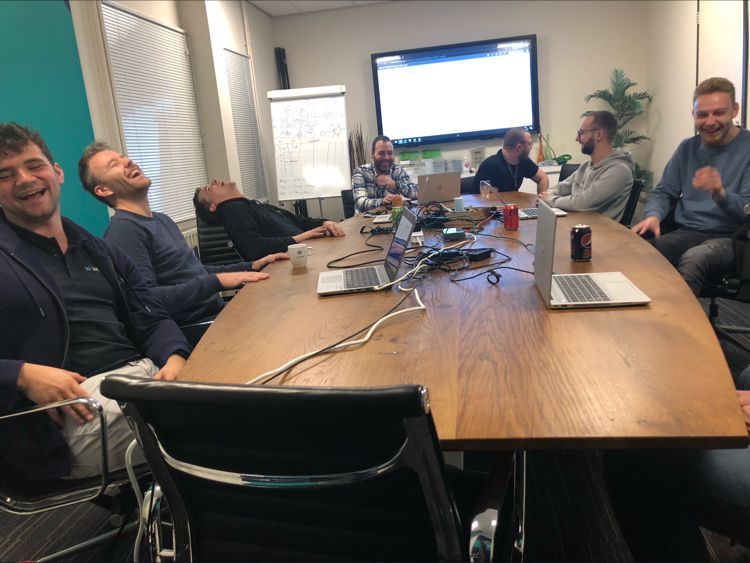 MLWitjens's tweet card. Kennissessie bij Justspark vanavond. Kijk eens hoe blij iedereen is!! 😂😁 Dat had niets te maken met de plant die ik omstootte tijdens het maken van deze foto…😬