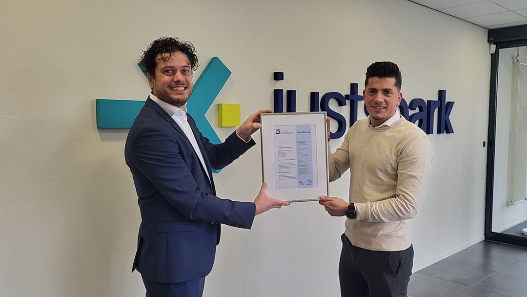 MLWitjens's tweet card. Hoppa! Certificaatje weer in de pocket! Alhoewel, het is eigenlijk een CERTIFICAAT, want ISO 27001 vraagt om continue aandacht voor dataveiligheid en dat regel je niet even ten behoeve van de...