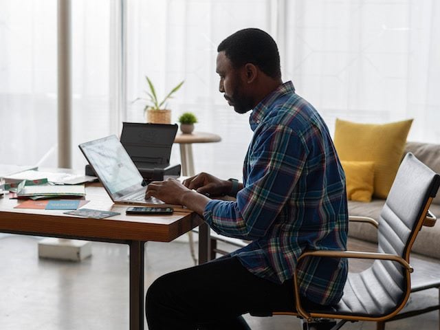 karenmsteele's tweet card. In a bake-off between two comparable vendors selling me “digitally transformative” products, I’ll lean to the one that has a CEO active on LinkedIn.