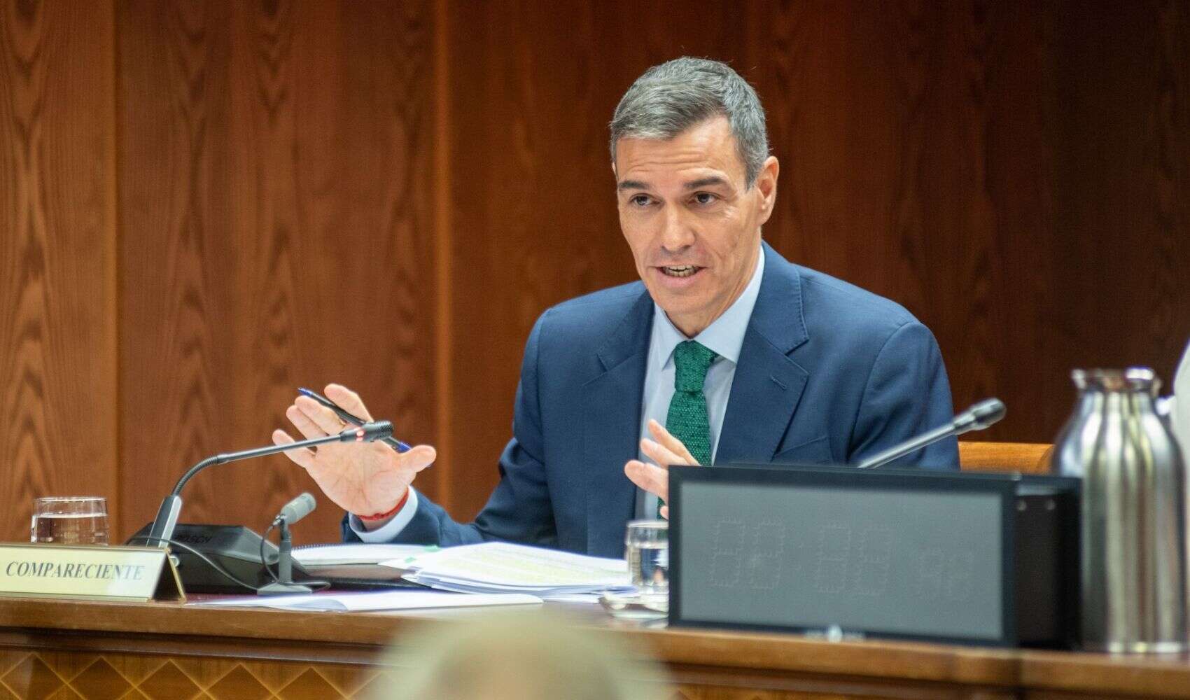 mundiario's tweet card. El último barómetro del CIS muestra una España inquieta por la vivienda, el clima político y los conflictos internacionales, mientras los partidos lidian con su propio desgaste. Los datos revelan un...