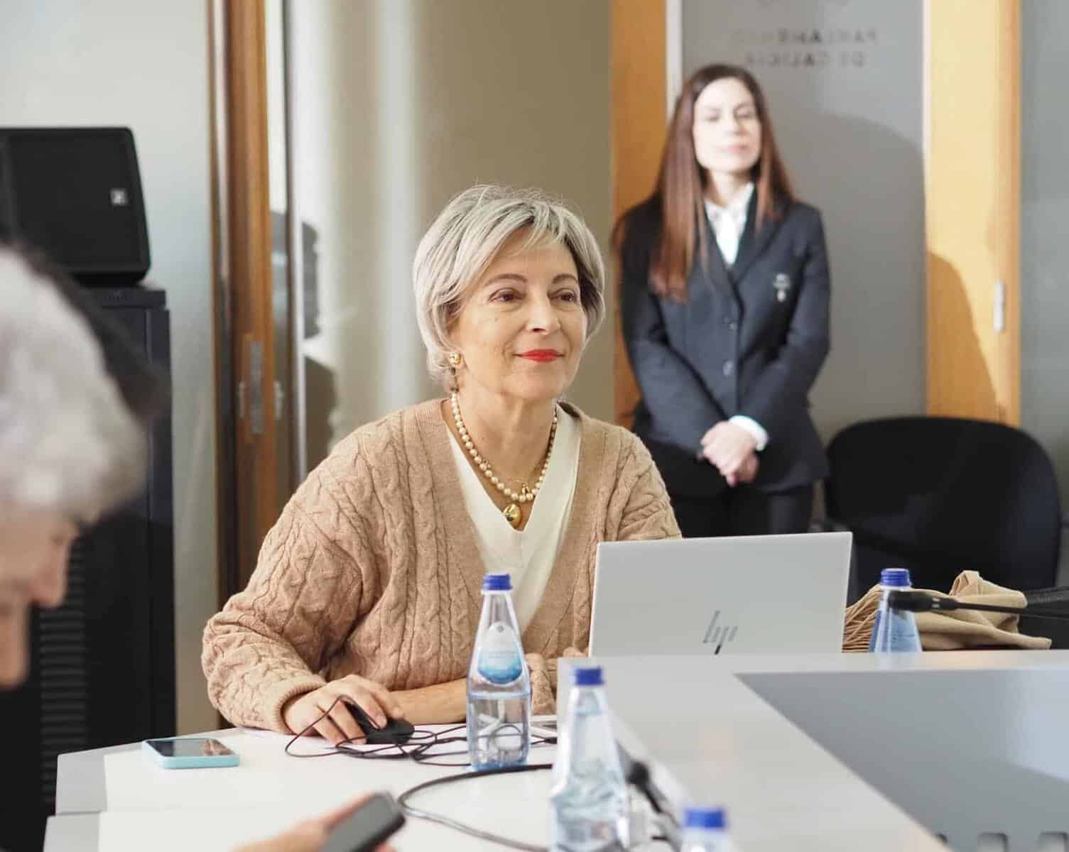 21NoticiasCom's tweet card. Silvia Longueira asegura que "este proxecto non busca modernizar nada: o que pretende é consolidar un modelo de control político absoluto dos medios públicos