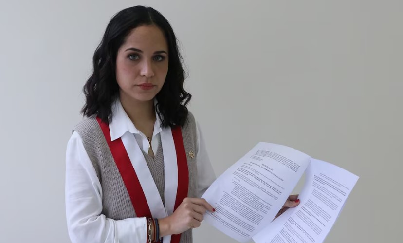 PanamericanaTV's tweet card. La congresista Sigrid Bazán propone un impuesto del 1% a patrimonios que superen las 5 UIT. La medida busca ampliar la recaudación y reducir las desigualdades del sistema tributario.