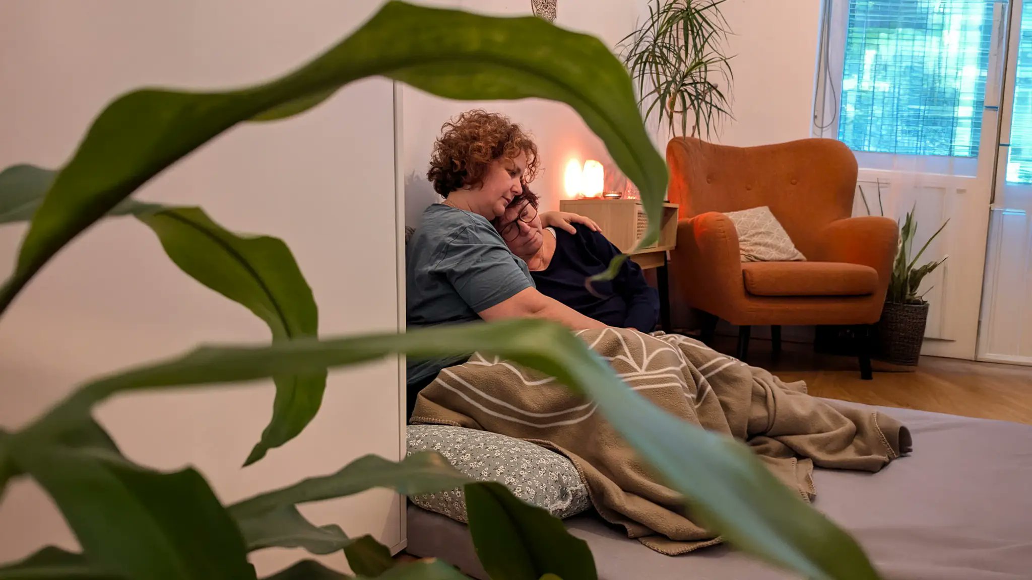 RonacherAndreas's tweet card. Angesichts steigender Stressbelastung und wachsender Einsamkeit entdecken immer mehr Menschen die Bedeutung von Nähe und achtsamer Berührung. Eine, die diesen Weg selbst gegangen ist, ist Martina...