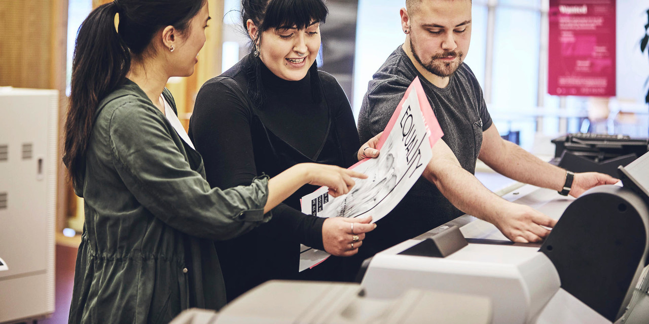 skyts's tweet card. I går holdt jeg foredrag for en flok nyuddannede grafikere på UCN i Aalborg. Ingen af dem var endnu født, da jeg begyndte min grafiske karriere i reklamebranchen.