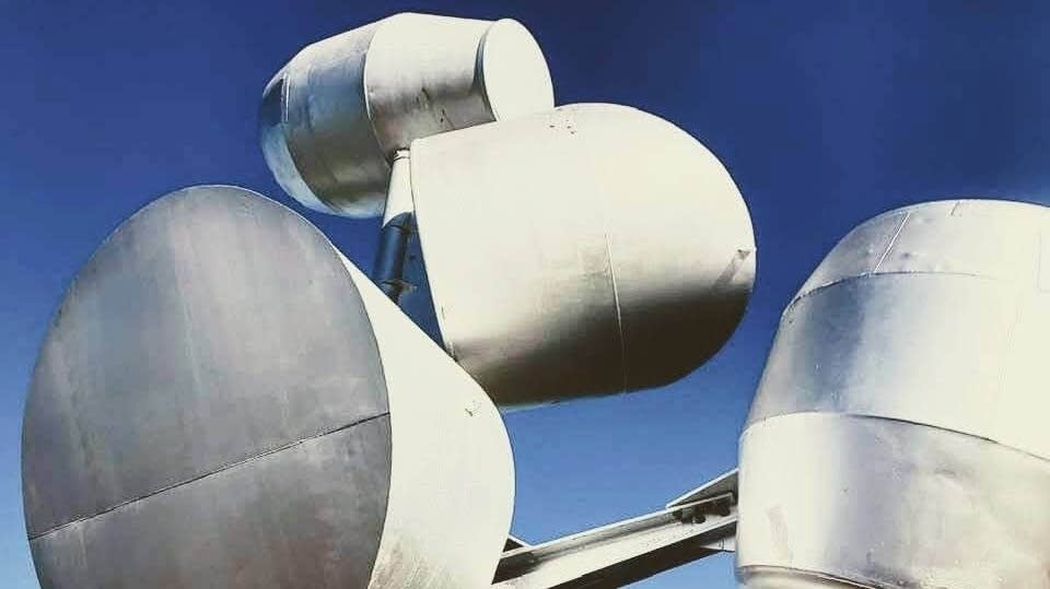 alexveecee's tweet card. The steel sculpture “Prometheus III” at Franconia Sculpture Park was dismantled and sold for scrap. Artist John Hock, a founder and former director of the Park, says he wasn’t warned.