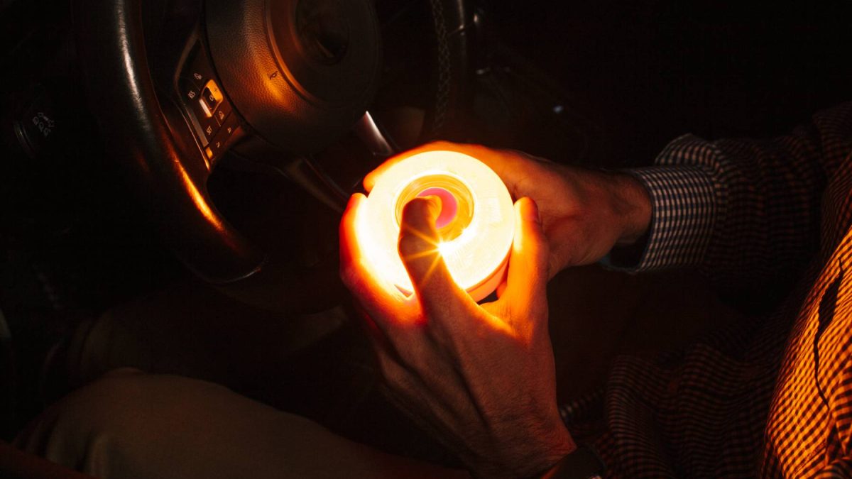 help_flash's tweet card. La baliza V-16 con tarjeta SIM, obligatoria en los automóviles desde el 1 de enero de 2026, envía una señal a Tráfico cuando se activa.