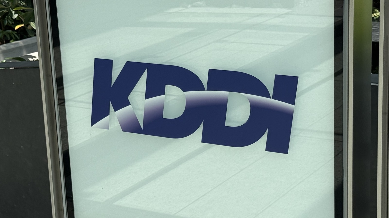 techtechmon's tweet card. 　KDDIは2025年5月、全社1万人超が利用する稟議システムをノーコードで刷新した。ドリーム・アーツのクラウド型業務デジタル化ツール「SmartDB」を活用し、制度設計からシステム構築、UI改善、承認ルートの自動化までを一貫して内製。従来のSIer任せとは異なる開発体制で再構築した。