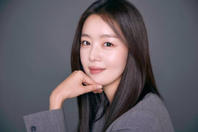 officialkeyeast's tweet card. 한선화, 이번엔 교생 됐다‥코미디 영화 ‘교생실습’ 주인공