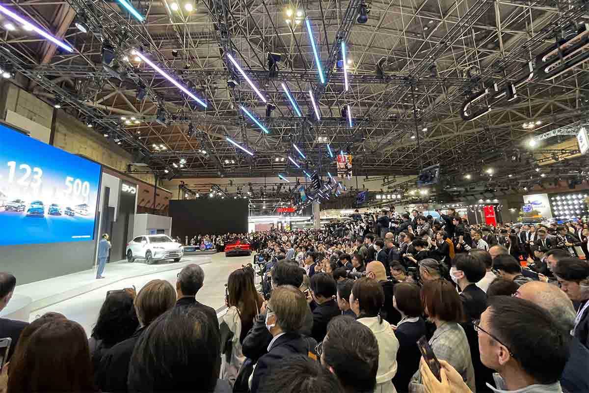 ModelshipFlag3's tweet card. 　日本の軽自動車市場に参入する注目の外国車が「ジャパンモビリティショー」（9日まで、東京ビッグサイト）で公開中だ。2026年夏の発売を目指しているのは中国のEV（電気自動車）メーカーBYD。今や世界