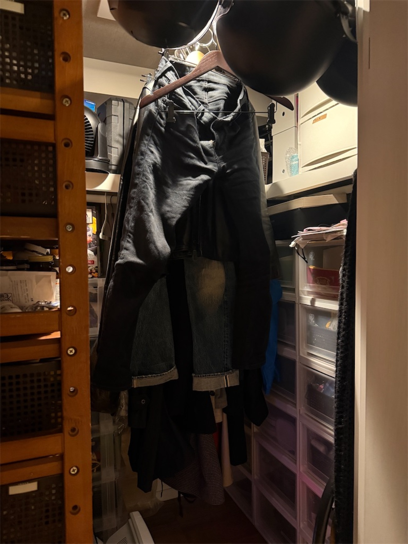 olymposgo's tweet card. ほぼ全ての洋服は、一度でも袖を通したら必ず洗濯機で洗っていた。 例外はジョギング時に使うサウナスーツ。 これは洗濯機禁止なのでお風呂場で水洗いしていた。 でも、デニムなども一度履いたら必ず洗濯。 そうしないと気が済まなかった──のだが……