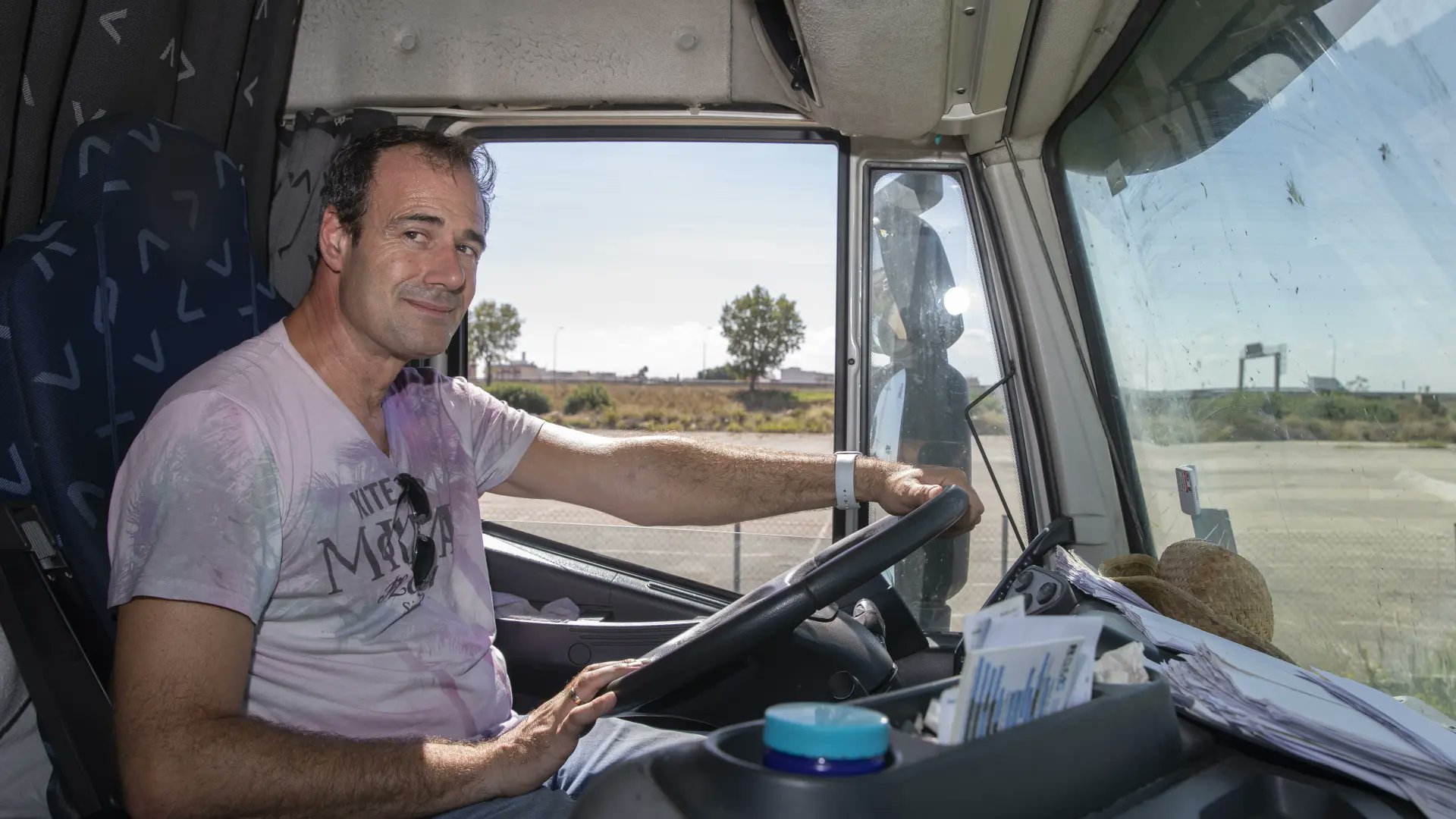 javiersanmartin's tweet card. “Aquí andamos, conduciendo por la piel de toro”, contesta José Ramón Gimeno a través del manos libres. Se escucha de fondo el zumbido del camión. Lleva...