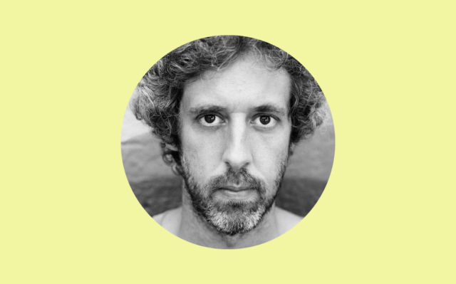 NexoJornal's tweet card. Um mercado de atravessadores drena bilhões de dólares de cofres públicos todos os anos, e a culpa é toda da comunidade acadêmica