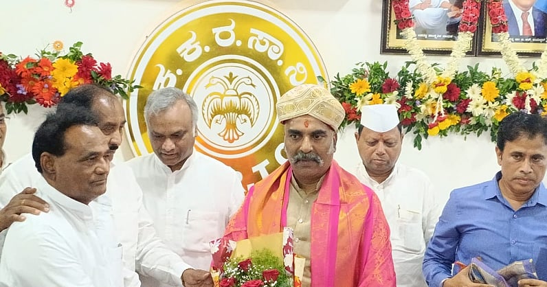 prajavani's tweet card. ಕಲ್ಯಾಣ ಕರ್ನಾಟಕ ರಸ್ತೆ ಸಾರಿಗೆ ಸಂಸ್ಥೆ ಅಧ್ಯಕ್ಷರಾಗಿ ಅರುಣಕುಮಾರ ಪಾಟೀಲ ಪದಗ್ರಹಣ