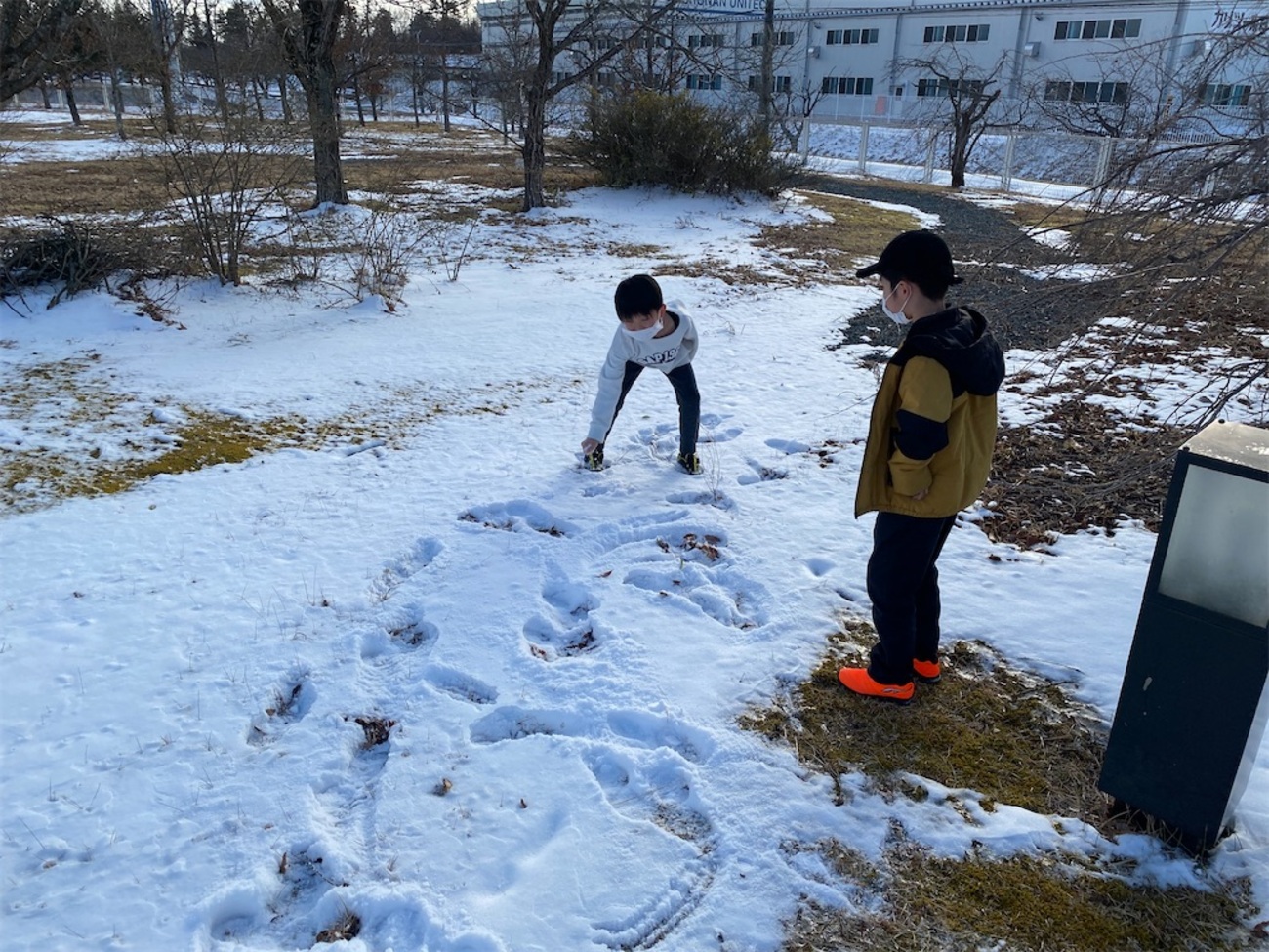 CoderDojoMiharu's tweet card. 今日は参加者ゼロだったので、早めに店じまいして、コミュタンのサイエンスショーに自分の子とその友達と参加しました。光の三原色の話でした。 コミュタン近くの公園で雪遊びする我が子の姿でもお楽しみください ちなみに、うちの子はそれほどプログラミングに興味ないので、友達とロブロックスで遊んでました なお、子供の習い事の時間と被…