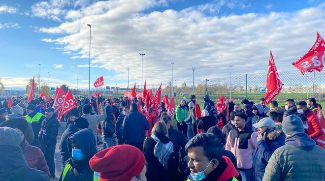 ProgIntl_it's tweet card. Castel San Giovanni, presidio sindacale davanti al magazzino Amazon. L'iniziativa di protesta, promossa dal sindacato S.I. Cobas, avviene simbolicamente