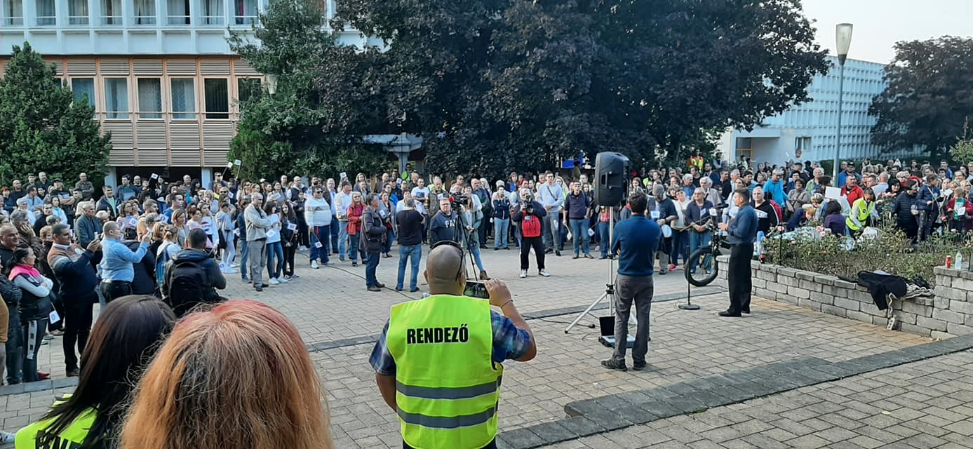 ProgIntl_it's tweet card. Due importanti sindacati degli insegnanti ungheresi uniscono le forze per presentare quattro nuove richieste, alla luce della continua inazione del governo.