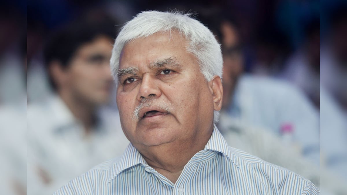 News18TamilNadu's tweet card. தொடரும் ஆதார் சர்ச்சை: டிராய் தலைவரின் சவாலை முறியடித்த ஹேக்கர்