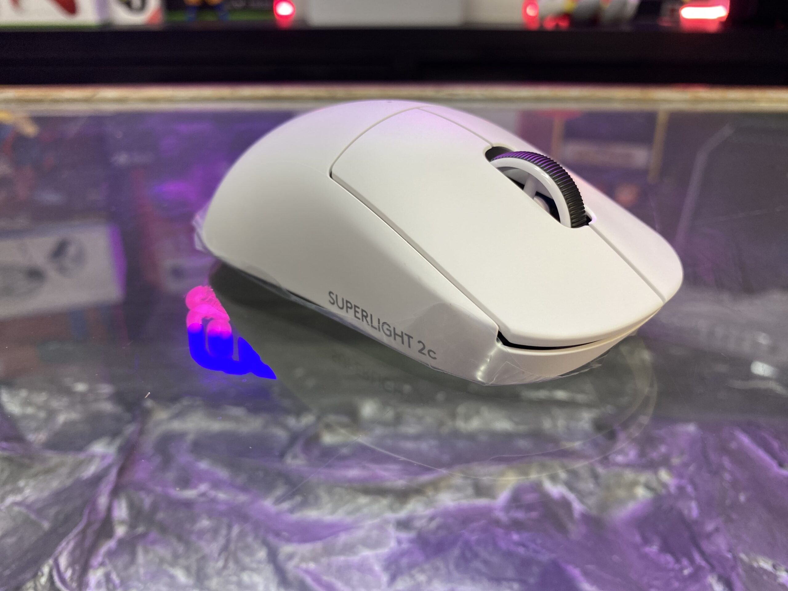 GeekZillaTech's tweet card. Si buscas un mouse que combine precisión profesional con un diseño compacto, el Logitech G PRO X SUPERLIGHT 2c es tu aliado ideal. Este modelo toma lo