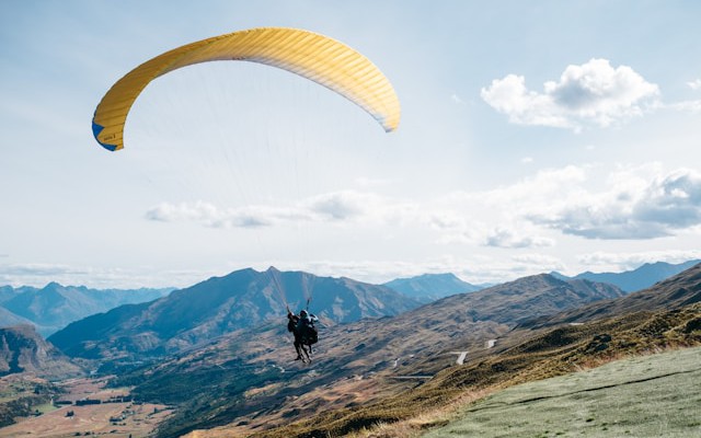 iotguide's tweet card. Real-time data streaming plays a key role for AI models as it allows them to handle and respond to data as it arrives, instead of just using old fixed datasets.