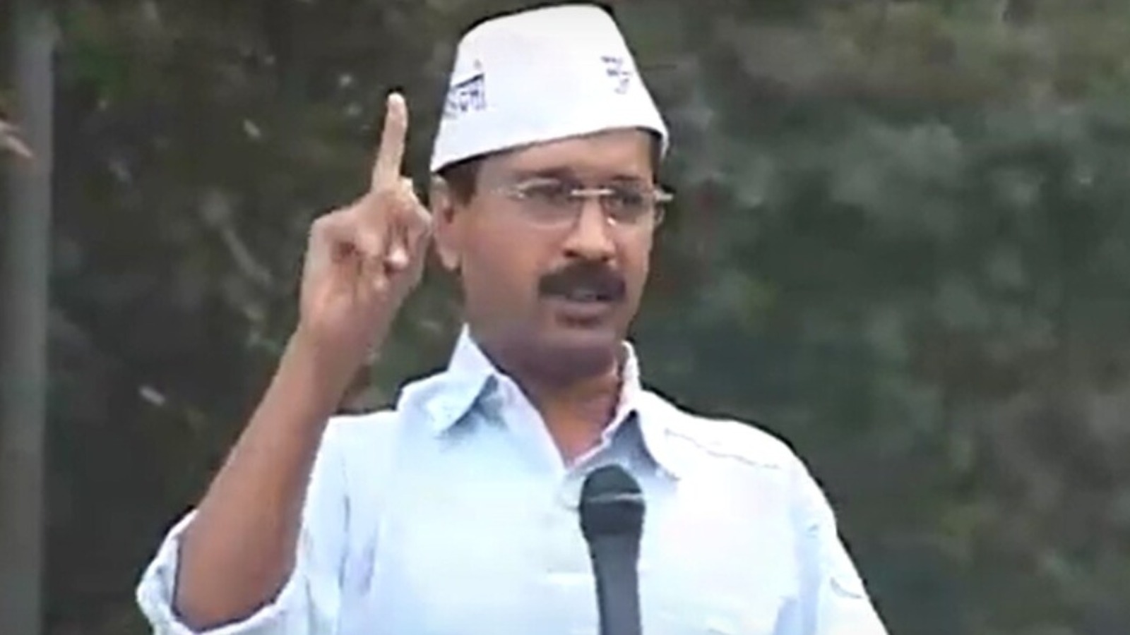 sudhir_jha_says's tweet card. 'लाइव हिन्दुस्तान' के फैक्ट चेक में पता चला कि उनकी बात को गलत संदर्श में पेश किया जा रहा है। अरविंद केजरीवाल ने यह बात कांग्रेस के संविधान को लेकर कही थी, देश के संविधान को लेकर नहीं।, Ncr Hindi...