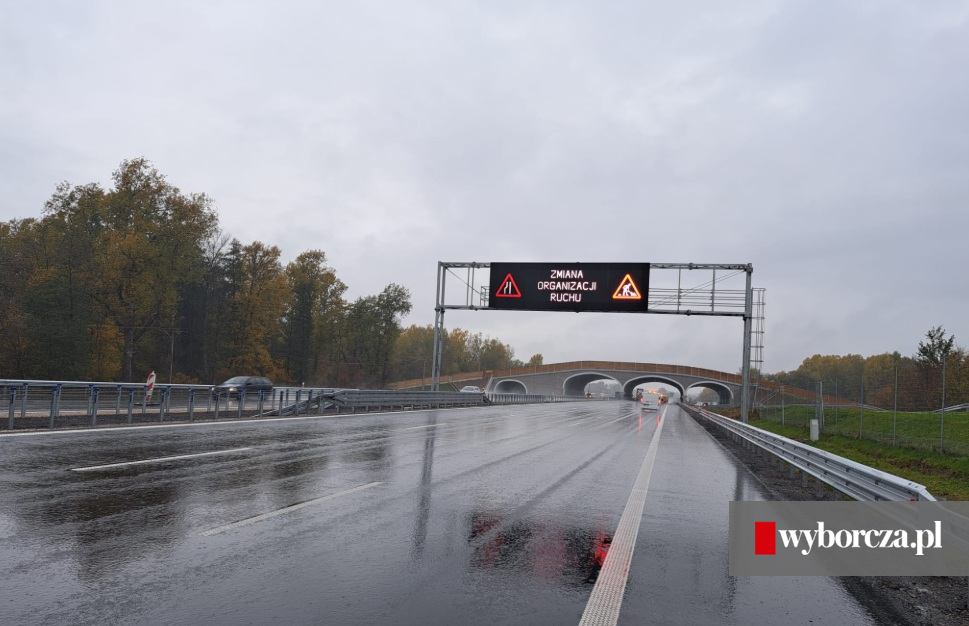 jarek_osowski's tweet card. Koniec budowy drogi ekspresowej S7 koło Warszawy i łatwiejszy dojazd do lotniska w Modlinie. Dwa pozostałe odcinki do Płońska wciąż nie są ukończone, a kolejny do Łomianek nie został nawet rozpoczęty.