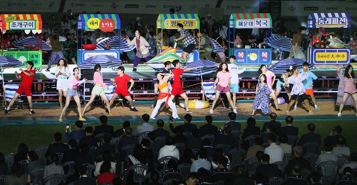 OhmyNews_Korea's tweet card. 제106회 전국체육대회가 부산에서 25년 만에 열려 일주일간의 여정을 마치고 폐막했다. 경기도가 4연속 종합우승을 차지했고, 부산은 52년 만에 종합 2위에 올랐다. 황선우는 수영 200m 자유형에서 아시아 신기록을 세우며 MVP에 선정됐다. 나마디 조엘진은 육상에서 3관왕을, 우상혁은 10연패를 달성했다. 폐막식에서는 부...